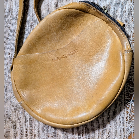 Portland Leather • Large Circle crossbody in Sunflower 🌻 - Picture 4 of 7